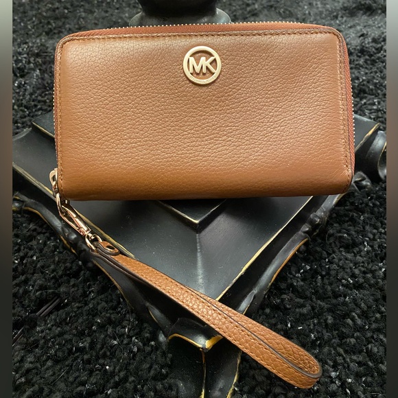 BRAND NEW Michael Kors Leather Wristlet Wallet - Picture 1 of 10